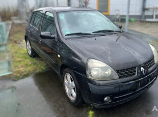 Продавам комби Renault Clio на търг