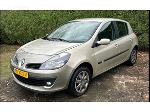 Продавам хечбек Renault Clio на търг