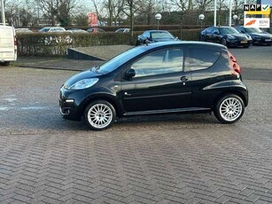 Peugeot 1071.0 Black & Silver,bj.2012,nieuwe model,kleur:zwar