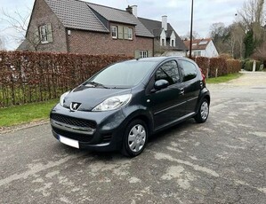 Peugeot 1071.0i essence 5 portes année 2011 95000km