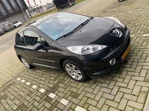 Peugeot 2071.6-16V XS Pack zwart met panoramadak