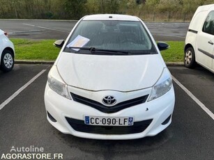 Продавам хечбек Toyota YARIS на търг