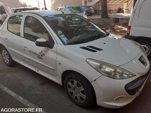 Продавам хечбек Peugeot 206 на търг